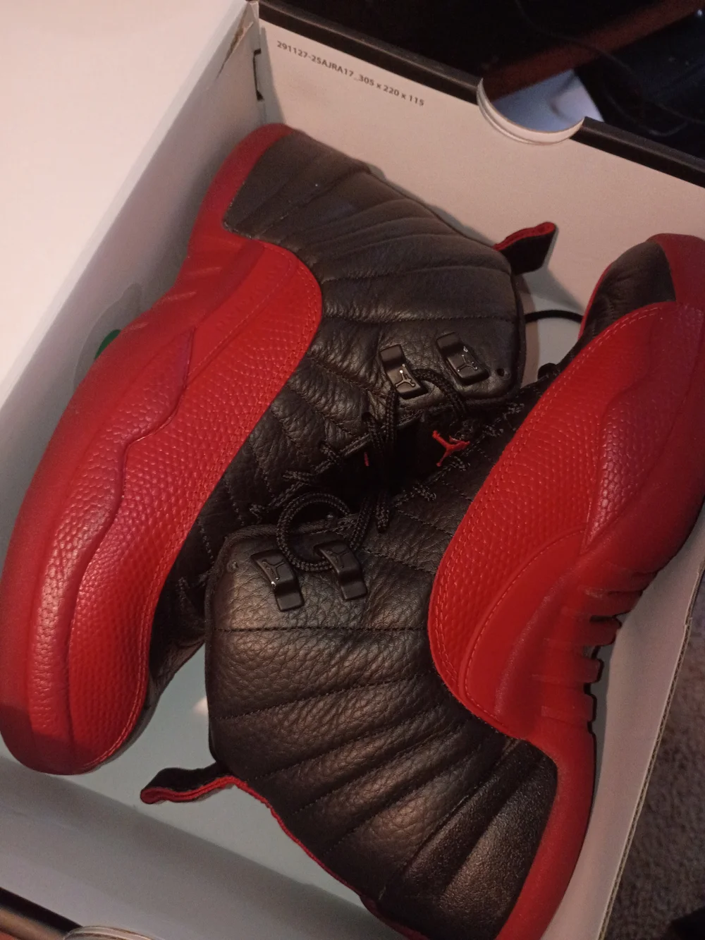 Jordan Men's Black and Red Retro Basketball Sneakers